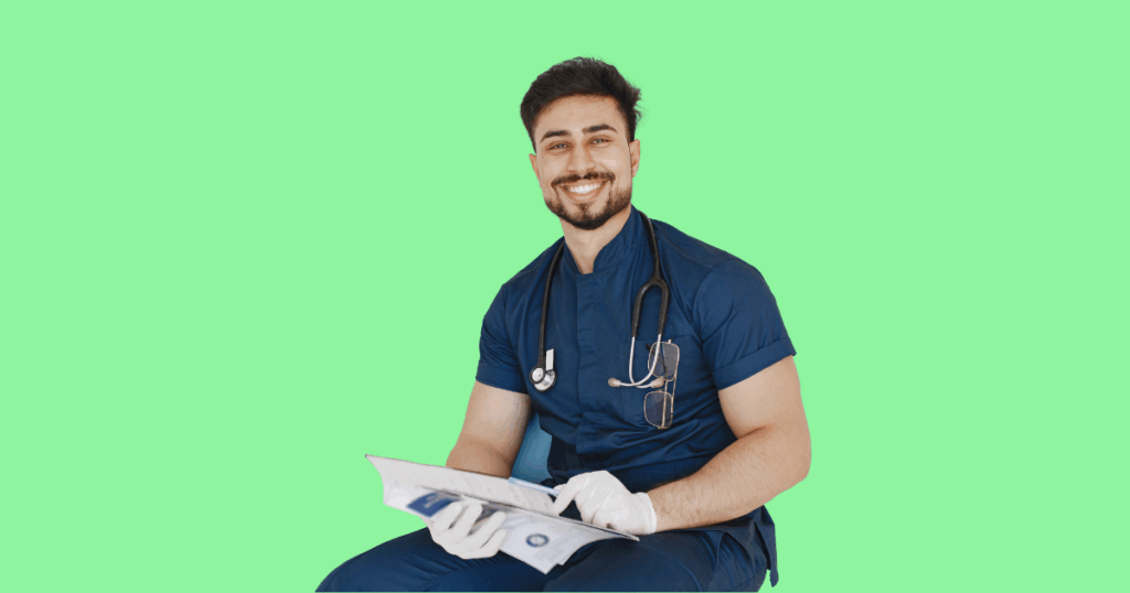 Um jovem médico recém-formado de uniforme azul escuro e estetoscópio no pescoço sorri e olha para frente enquanto lê um prontuário. O fundo da imagem é verde sólido.