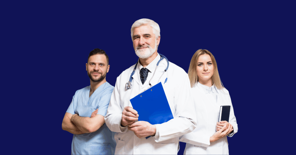 Um médico mais velho de jaleco branco, segurando uma prancheta azul, está no centro, flanqueado por um profissional de saúde masculino de uniforme azul e uma profissional de saúde feminina de jaleco branco segurando um tablet.