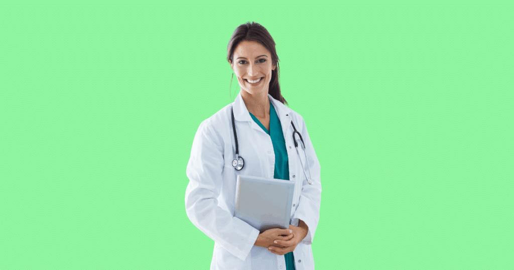 Médica sorridente usando jaleco branco e estetoscópio, segurando uma pasta cinza contra o corpo, com fundo verde sólido.