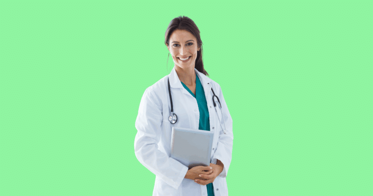 Médica sorridente usando jaleco branco e estetoscópio, segurando uma pasta cinza contra o corpo, com fundo verde sólido.
