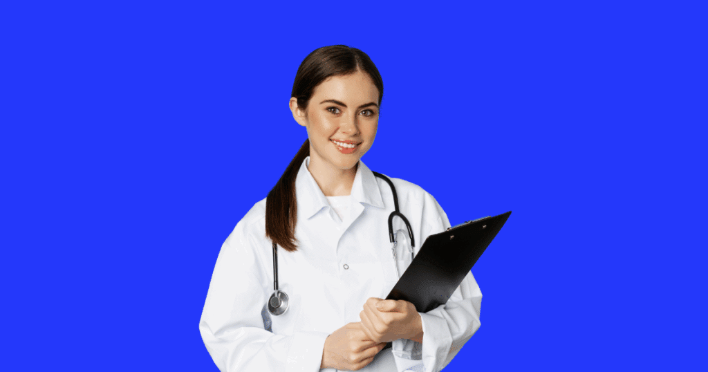 Médica jovem sorrindo, com jaleco branco, estetoscópio no pescoço e segurando uma prancheta preta, sobre fundo azul vibrante.