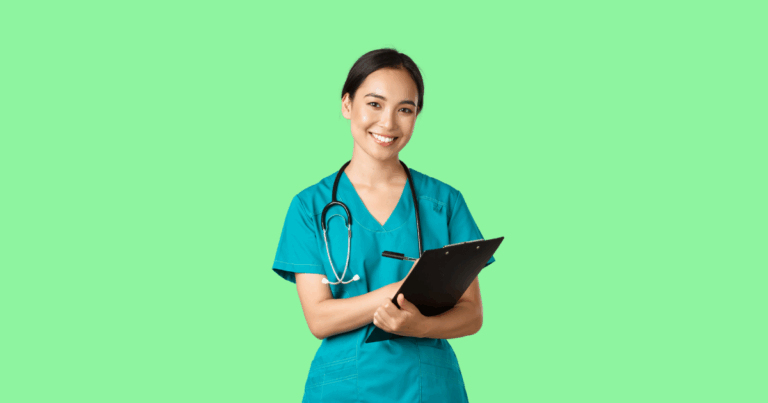 Médica sorridente usando uniforme verde e estetoscópio no pescoço, segurando uma prancheta com fundo verde claro sólido.