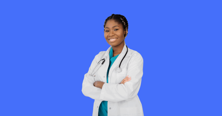 Médica sorridente com jaleco branco e estetoscópio no pescoço, de braços cruzados, usando roupa médica verde por baixo, em frente a um fundo azul vibrante.