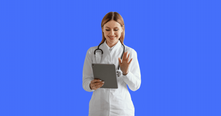 Médica com jaleco branco e estetoscópio acenando com uma mão e segurando um tablet com a outra, em frente a um fundo azul.