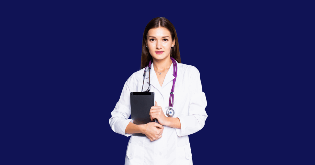 Médica segurando uma prancheta preta, vestindo jaleco branco e estetoscópio roxo, em frente a um fundo azul escuro.