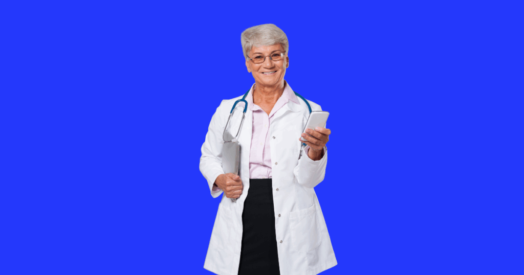 Médica idosa sorridente com tablet e celular, fundo azul.