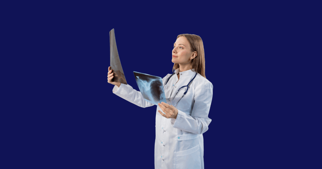 Uma médica com jaleco branco e estetoscópio azul no pescoço está segurando duas radiografias. Ela tem cabelos castanhos longos soltos e está olhando atentamente para a radiografia que segura em sua mão esquerda, que parece ser um raio-X de tórax. O fundo é azul escuro liso.