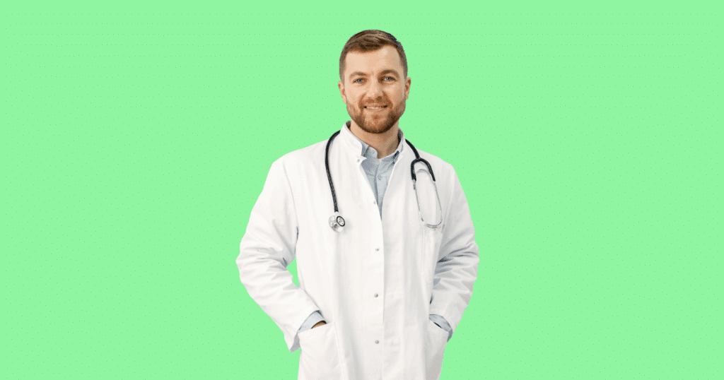 Médico sorridente de jaleco branco com as mãos nos bolsos e estetoscópio no pescoço, em fundo verde claro.