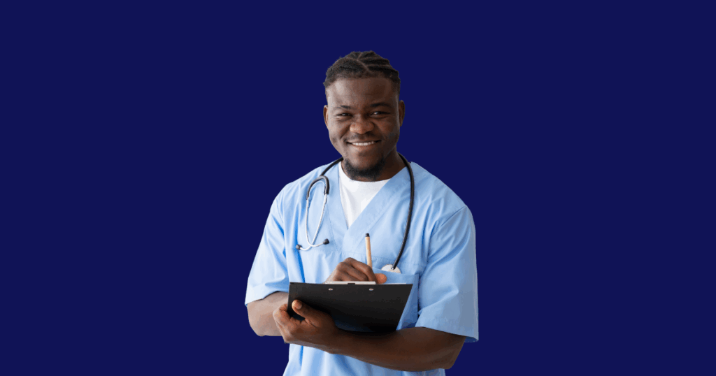 Médico sorridente com prancheta nas mãos e estetoscópio no pescoço, representando o tema 'Autônomo ou PJ: entenda os impostos para médicos'.