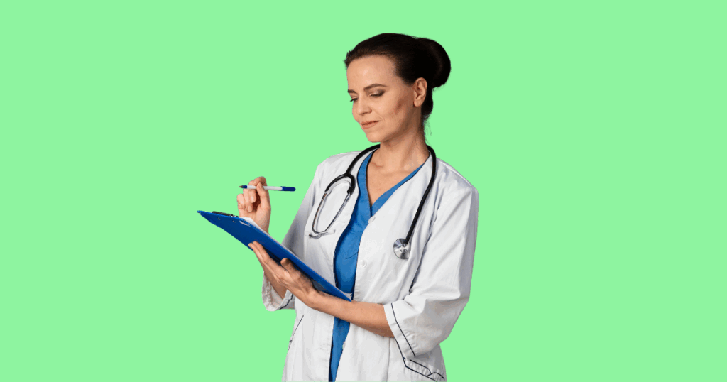 Médica com jaleco branco e estetoscópio analisando prancheta azul, segurando uma caneta, em frente a um fundo verde claro.