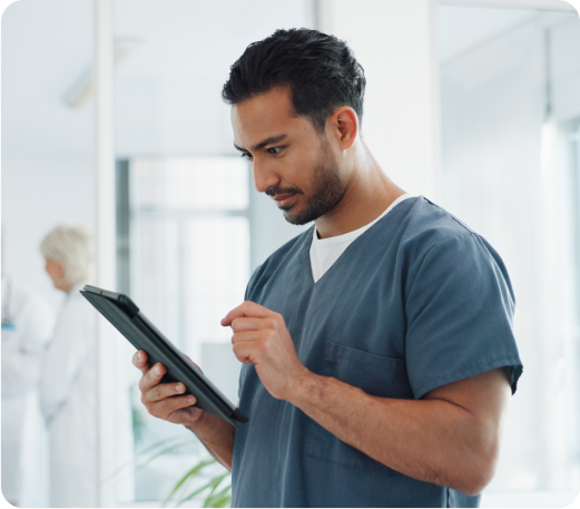 médico lendo um conteúdo no tablet