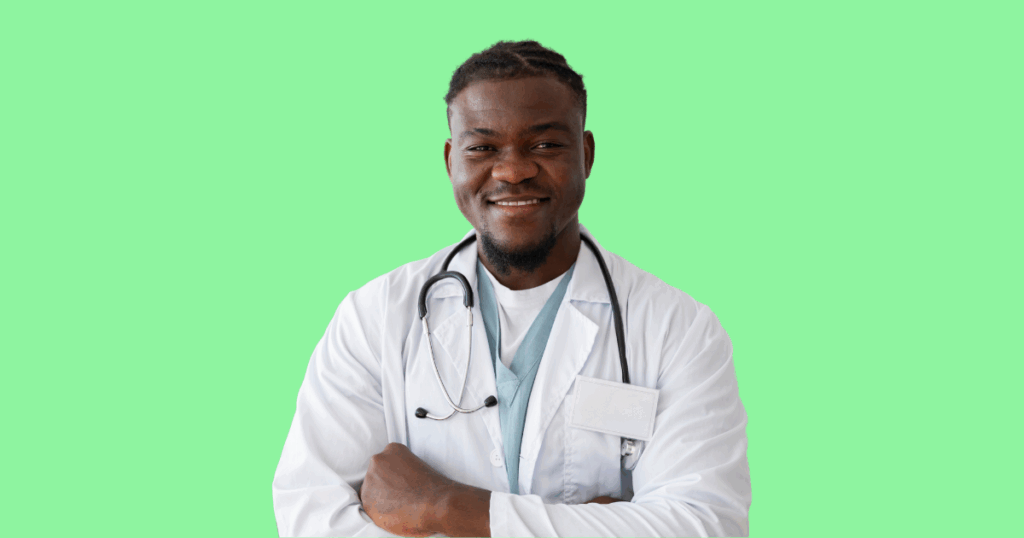 Médico negro sorridente, com jaleco e estetoscópio, braços cruzados, fundo verde.