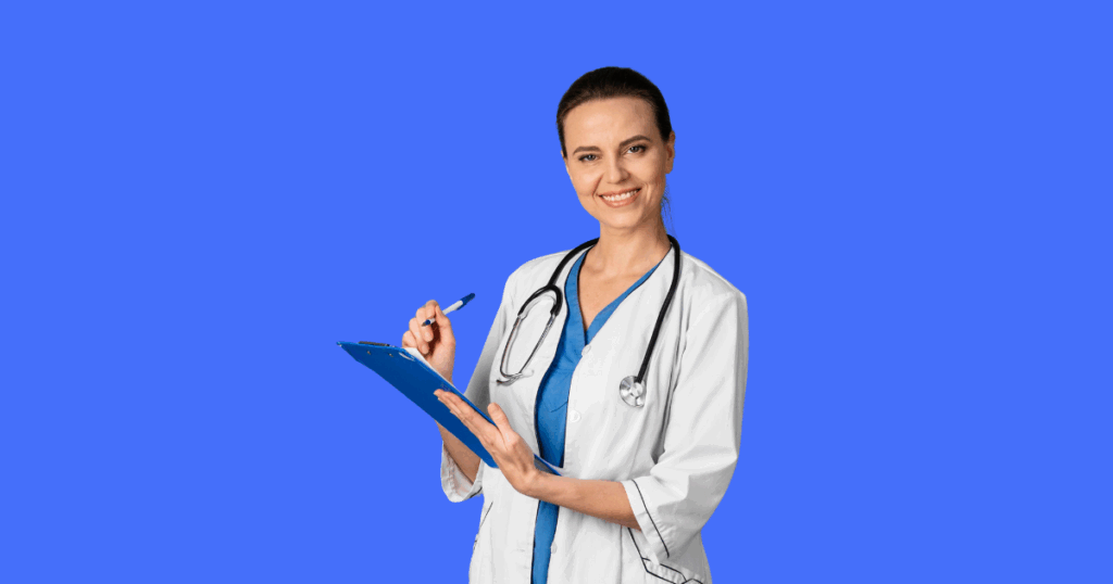 Médica sorridente segurando prancheta e caneta, com estetoscópio no pescoço, sobre fundo azul — representando o tema 'Planejamento e gestão financeira para abrir a sua primeira clínica'.