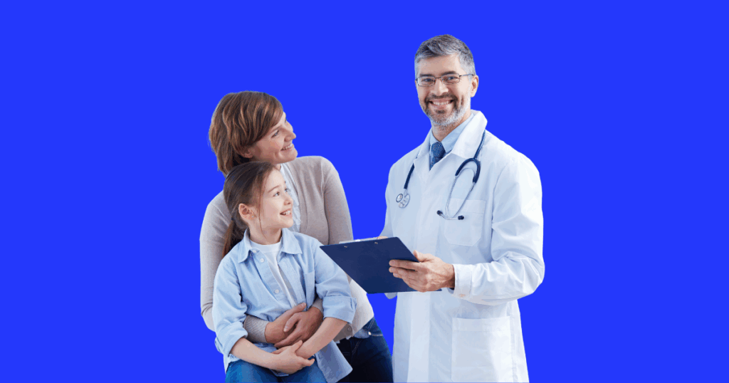 Médico sorridente com prancheta ao lado de uma mãe e filha, representando o tema 'Como aproveitar a janela do Simples Nacional e regularizar seus serviços médicos'