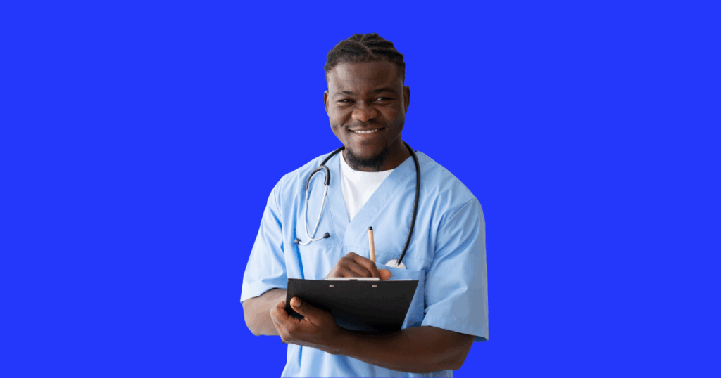 Um médico negro sorri e anota algo em uma prancheta.