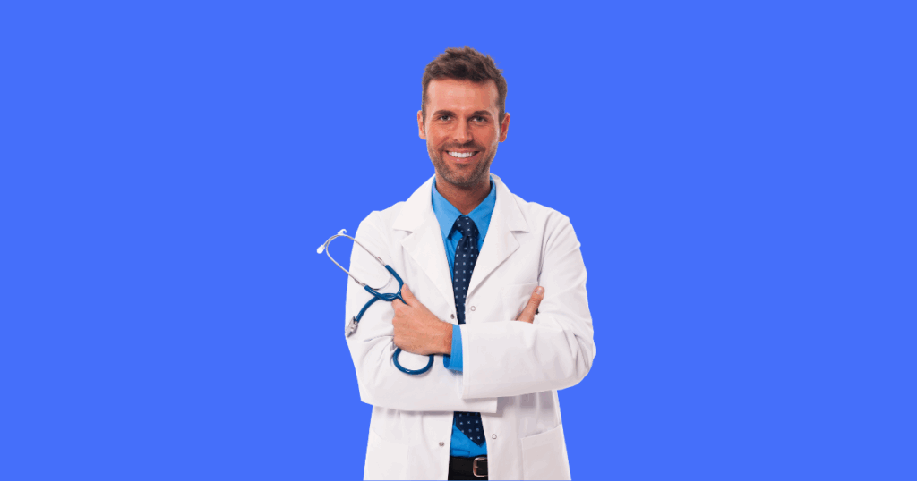 Médico sorridente com jaleco branco, camisa azul e gravata, segurando um estetoscópio azul, em frente a um fundo azul vibrante.