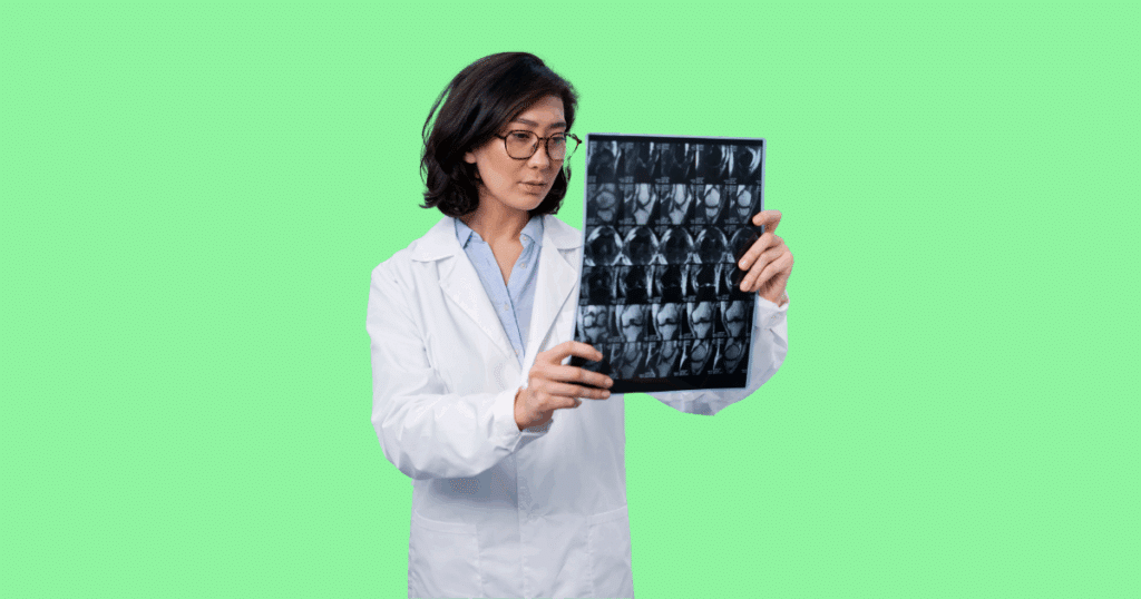 Neurologista analisando exame de imagem.