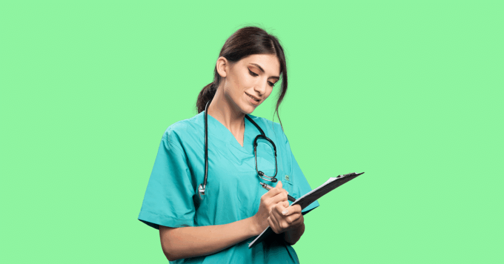 Médica com uniforme verde e estetoscópio no pescoço escreve em prancheta sobre fundo verde claro, representando profissionalismo e organização