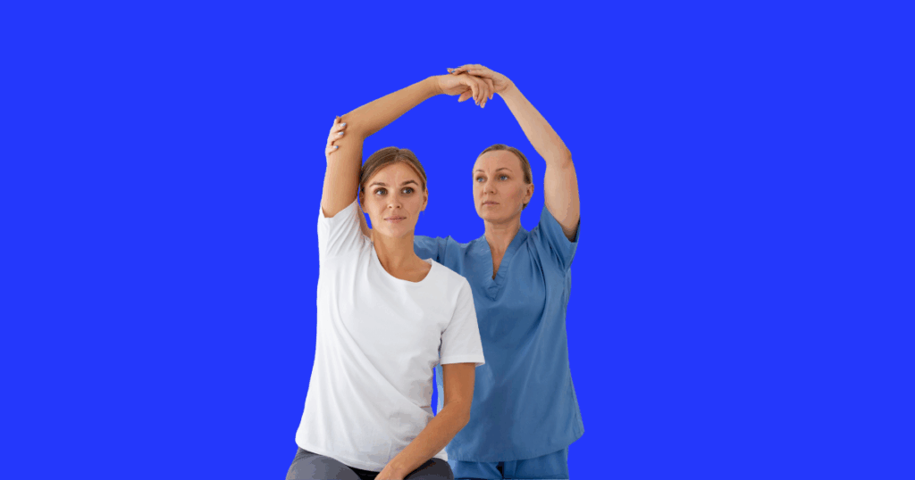Fisioterapeuta auxilia paciente em exercício de alongamento do braço sobre fundo azul vibrante, simbolizando cuidado, reabilitação e bem-estar