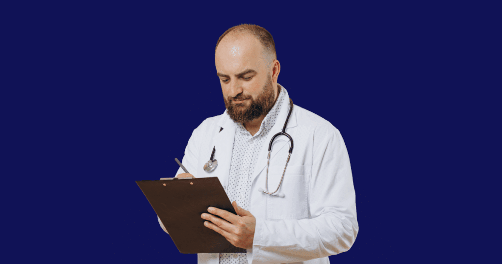 Médico com jaleco branco e estetoscópio no pescoço escreve em uma prancheta, sobre fundo azul escuro, simbolizando profissionalismo e atenção aos detalhes