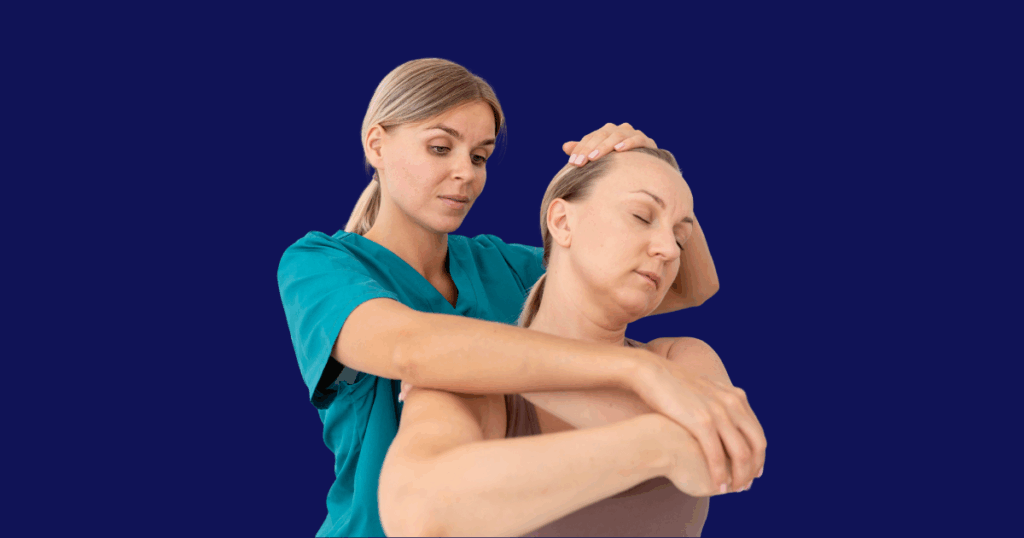 Fisioterapeuta usando uniforme verde realiza alongamento cervical em uma paciente de olhos fechados. Fundo azul escuro sólido.