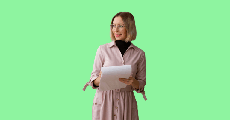 Psicóloga de cabelos curtos e loiros, usando óculos e vestido rosa claro, segura folhas de papel enquanto sorri e olha para o lado. Fundo verde claro sólido.