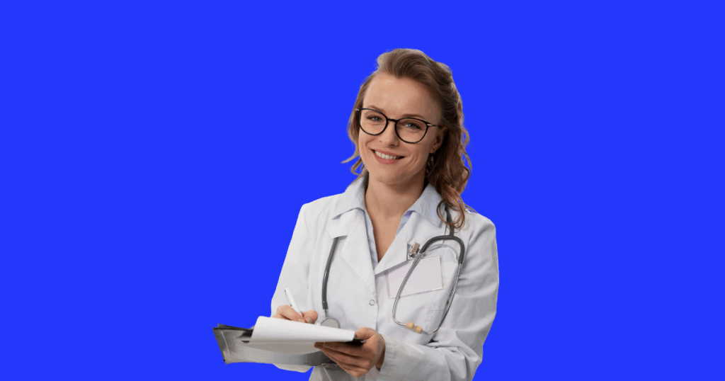 Médica sorridente usando óculos e jaleco branco segura uma prancheta enquanto faz anotações. Fundo azul sólido. Imagem ilustrativa para conteúdo sobre CNPJ para médico plantonista.