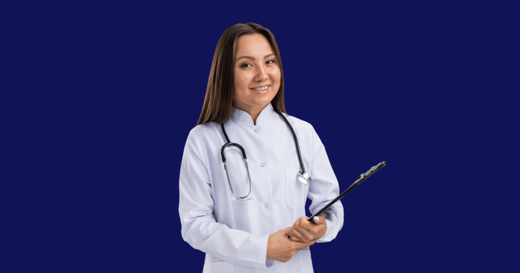 Médica sorridente vestindo jaleco branco e estetoscópio segura uma prancheta nas mãos. Fundo azul escuro sólido. Imagem ilustrativa para conteúdo sobre INSS no Simples Nacional para médicos.