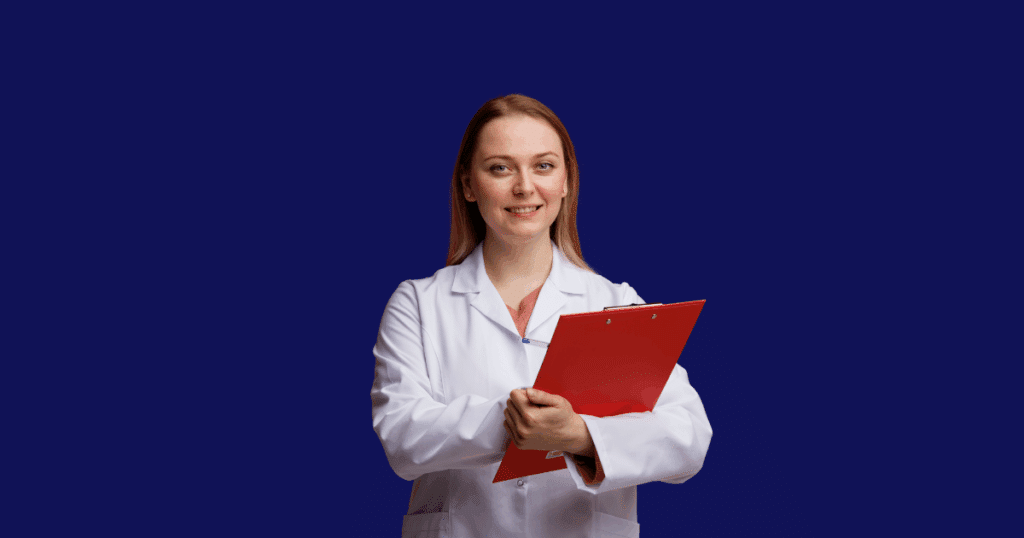 Médica sorridente vestindo jaleco branco segura uma prancheta vermelha contra o corpo. Fundo azul escuro sólido. Imagem ilustrativa para conteúdo sobre Lucro Presumido para médicos.