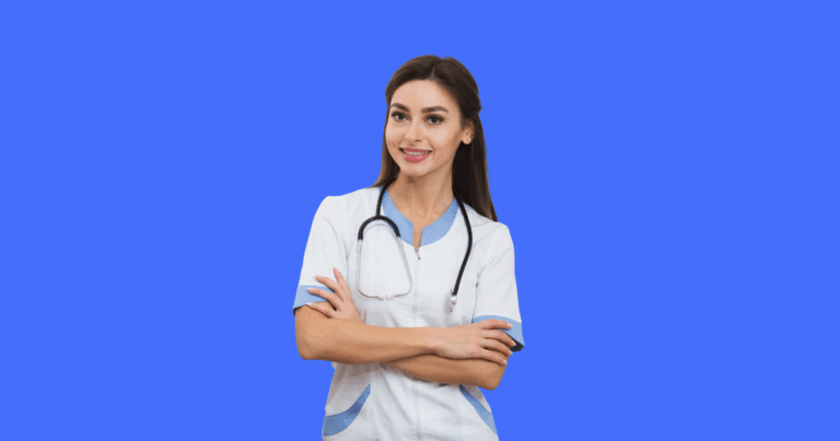 Médica sorridente vestindo uniforme branco com detalhes em azul e estetoscópio cruza os braços enquanto olha para a câmera. Fundo azul sólido. Imagem ilustrativa para conteúdo sobre emissão de nota fiscal para médico.