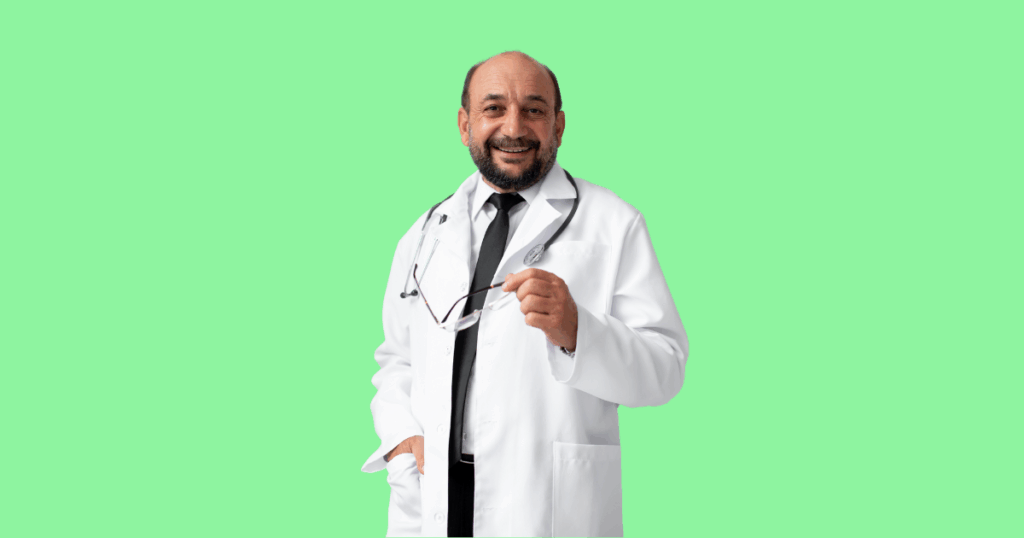 Endocrinologista sorridente vestindo jaleco branco, gravata preta e estetoscópio no pescoço segura um par de óculos na mão. Fundo verde claro sólido.