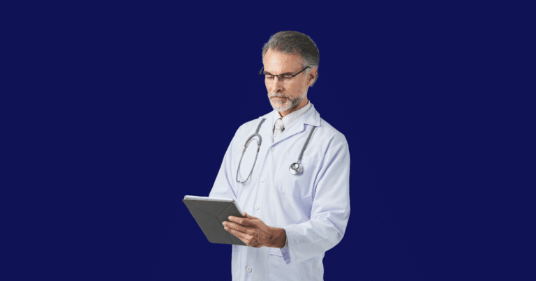Médico de cabelos grisalhos e barba, usando jaleco branco e estetoscópio, segura um tablet e observa atentamente a tela. Fundo azul escuro sólido. Imagem ilustrativa para conteúdo sobre regime tributário para médicos.