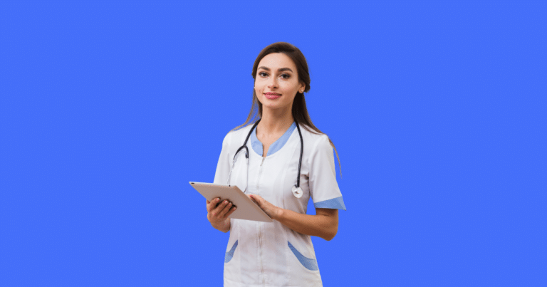 Médica vestindo uniforme branco com detalhes em azul e estetoscópio segura um tablet enquanto olha para a câmera. Fundo azul sólido. Imagem ilustrativa para conteúdo sobre planejamento tributário para médicos.