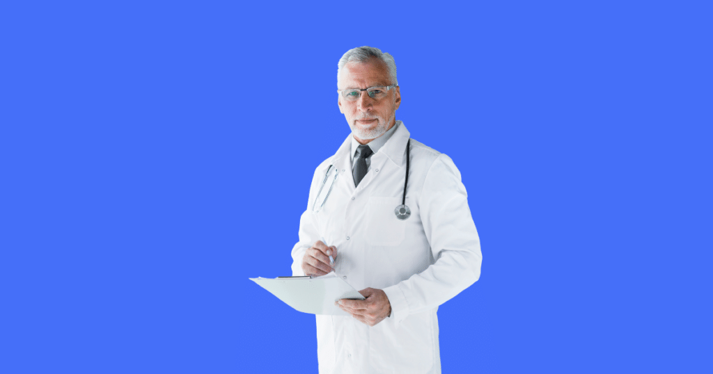 Médico de cabelos grisalhos vestindo jaleco branco, gravata e estetoscópio segura uma prancheta e faz anotações. Fundo azul sólido. Imagem ilustrativa para conteúdo sobre DEFIS, o que é, quem deve declarar e como preencher corretamente.