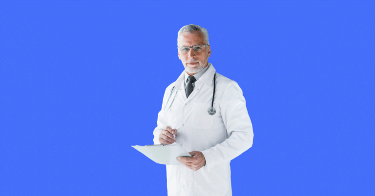 Médico de cabelos grisalhos vestindo jaleco branco, gravata e estetoscópio segura uma prancheta e faz anotações. Fundo azul sólido. Imagem ilustrativa para conteúdo sobre DEFIS, o que é, quem deve declarar e como preencher corretamente.