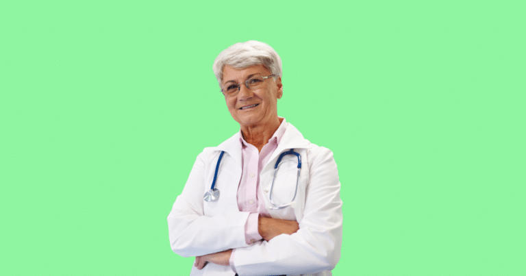 Médica de cabelos grisalhos usando óculos e jaleco branco, com estetoscópio no pescoço, cruza os braços e sorri levemente. Fundo verde claro sólido. Imagem ilustrativa para conteúdo sobre INSS e pró-labore em 2026.