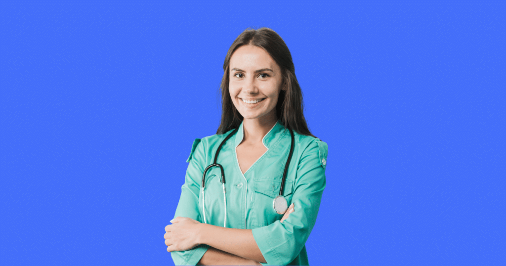 Médica sorridente vestindo uniforme verde e estetoscópio cruza os braços enquanto olha para a câmera. Fundo azul sólido. Imagem ilustrativa para conteúdo sobre recuperação tributária para médicos.