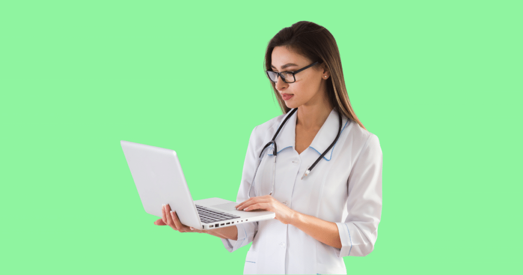 Médica usando óculos e jaleco branco trabalha em um notebook, com estetoscópio no pescoço. Fundo verde claro sólido. Imagem ilustrativa para conteúdo sobre marketing médico.