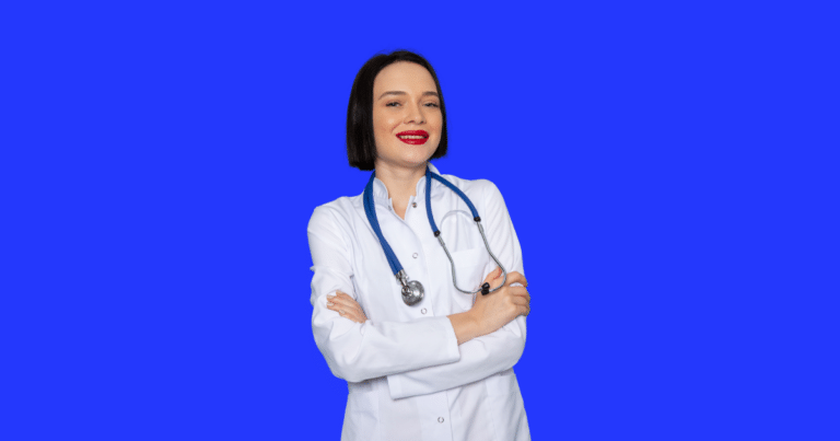 Médica sorridente vestindo jaleco branco e estetoscópio cruza os braços enquanto olha para a câmera. Fundo azul sólido. Imagem ilustrativa para conteúdo sobre CRM PJ, quando o médico precisa e como emitir.