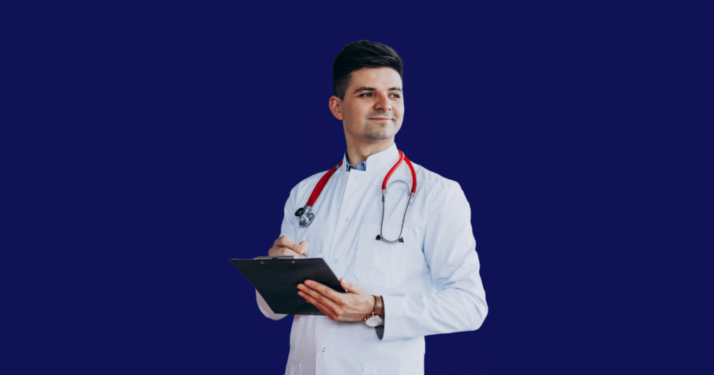 Médico vestindo jaleco branco e estetoscópio vermelho segura uma prancheta e faz anotações enquanto olha para o lado. Fundo azul escuro sólido. Imagem ilustrativa para conteúdo sobre certificado digital para médicos.