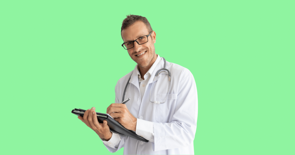Médico sorridente usando óculos e jaleco branco faz anotações em uma prancheta, com estetoscópio no pescoço. Fundo verde claro sólido. Imagem ilustrativa para conteúdo sobre como abrir um consultório médico.