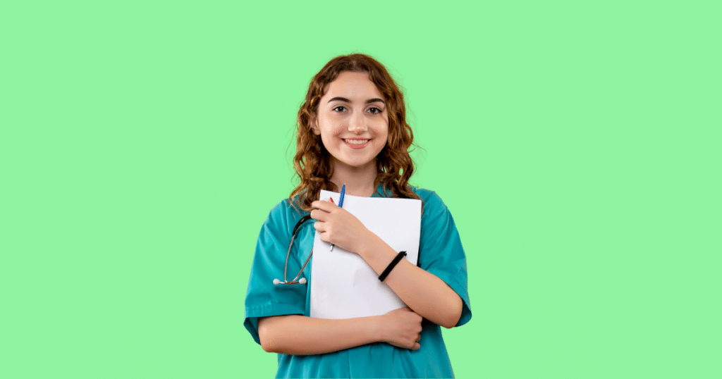 Estudante de medicina sorridente vestindo uniforme verde segura uma prancheta e uma caneta, com estetoscópio no pescoço. Fundo verde claro sólido. Imagem ilustrativa para conteúdo sobre imposto de renda para médico residente.