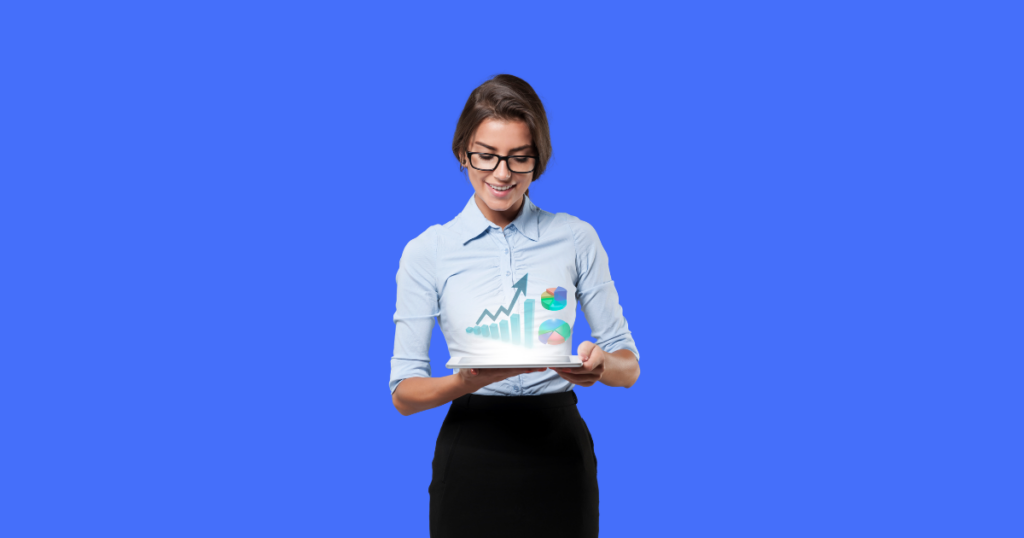 Profissional sorridente usando óculos segura um tablet exibindo gráficos de crescimento e indicadores financeiros. Fundo azul sólido. Imagem ilustrativa para conteúdo sobre informe de rendimentos, quem deve emitir e como fazer.