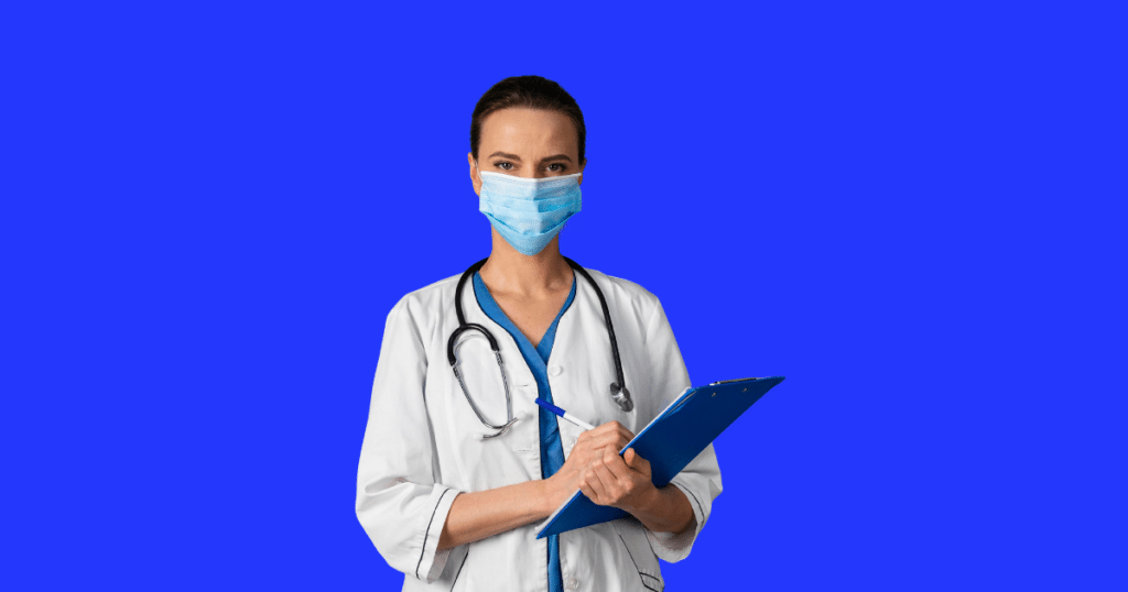 Médica usando máscara cirúrgica, jaleco branco e estetoscópio segura uma prancheta e caneta. Fundo azul sólido. Imagem ilustrativa para conteúdo sobre malha fina do Imposto de Renda.