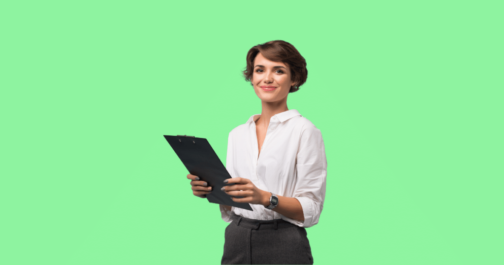 Mulher sorridente vestindo camisa branca segura uma prancheta enquanto olha para a câmera. Fundo verde claro sólido. Imagem ilustrativa para conteúdo sobre quem deve declarar o Imposto de Renda 2026.