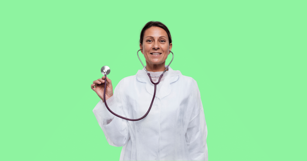 Médica sorridente vestindo jaleco branco segura um estetoscópio com a mão levantada. Fundo verde claro sólido. Imagem ilustrativa para conteúdo sobre como fazer fluxo de caixa para consultório médico.