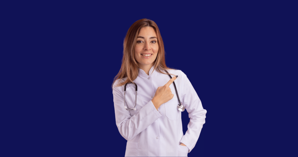 Médica sorridente vestindo jaleco branco e estetoscópio aponta para o lado enquanto olha para a câmera. Fundo azul escuro sólido. Imagem ilustrativa para conteúdo sobre RDC 50 da Anvisa e a equiparação hospitalar.
