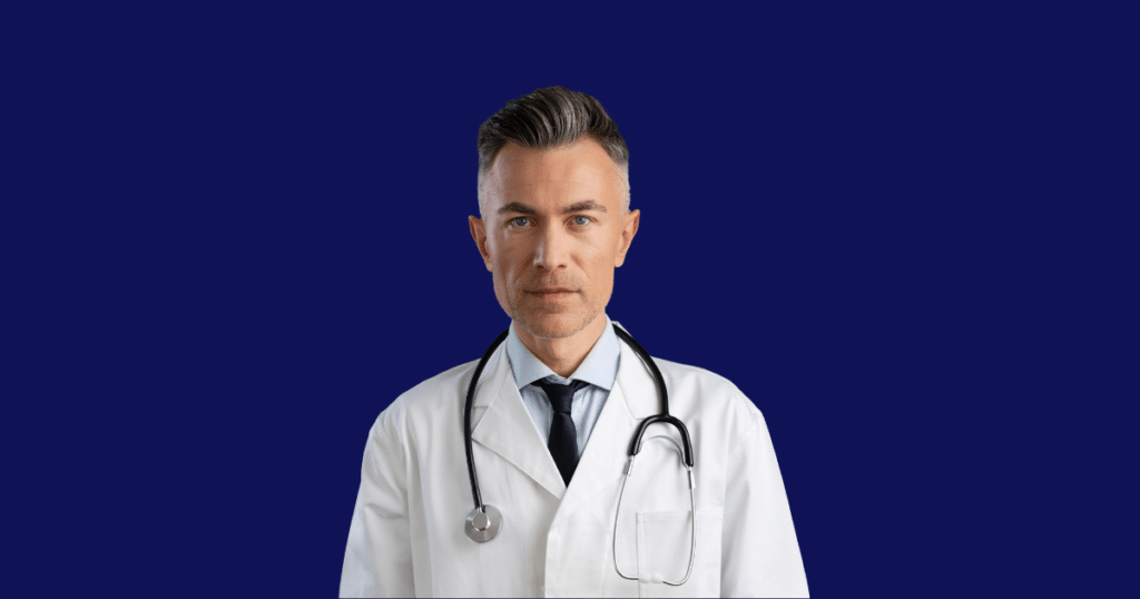 Médico vestindo jaleco branco, gravata e estetoscópio olha seriamente para a câmera. Fundo azul escuro sólido. Imagem ilustrativa para conteúdo sobre evasão fiscal, riscos tributários e sonegação de impostos.