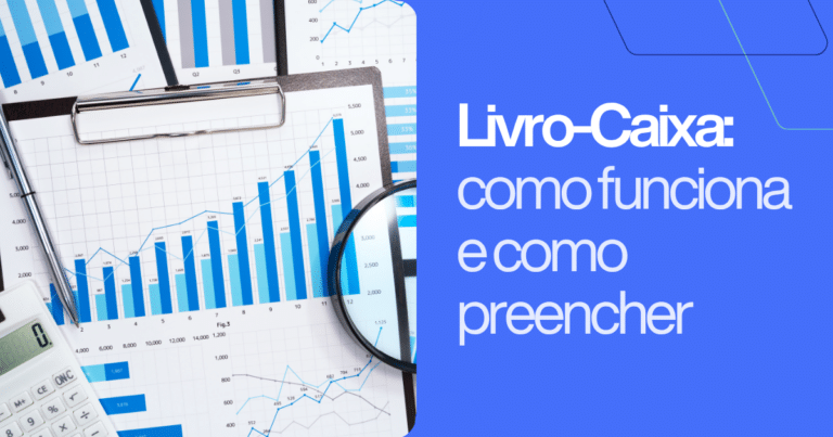 Ilustração com gráficos financeiros, prancheta, calculadora e lupa ao lado do texto “Livro-Caixa: como funciona e como preencher”. Imagem ilustrativa para conteúdo sobre livro-caixa para médicos.