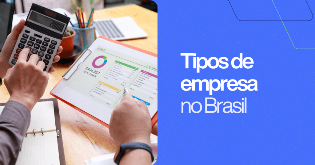 Pessoa utilizando uma calculadora e analisando relatórios financeiros sobre uma mesa, ao lado do texto “Tipos de empresa no Brasil”. Imagem ilustrativa sobre os diferentes tipos de empresa, enquadramentos jurídicos e planejamento empresarial.